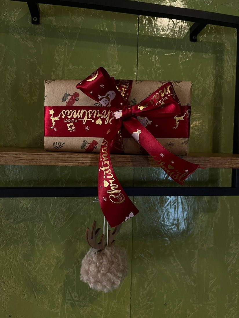 Blagdanski detalj na zelenom zidu